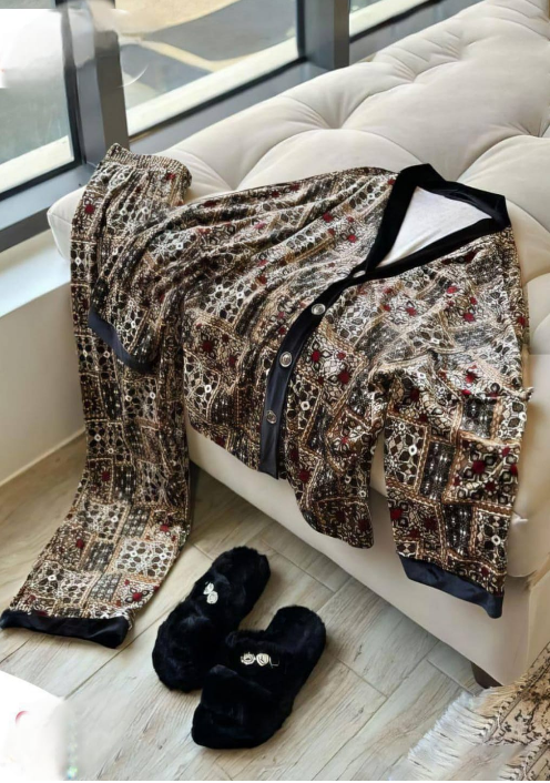 بيجامة Cozy Velvet – قطيفة مبطنة زرار