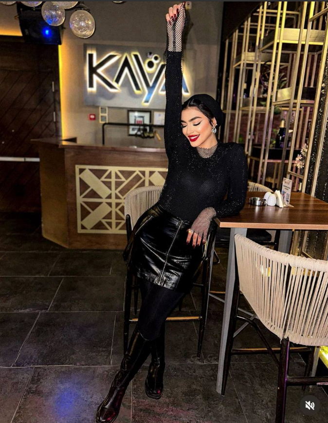 "سكيرت جلد ستايل جريء – Black Shine"