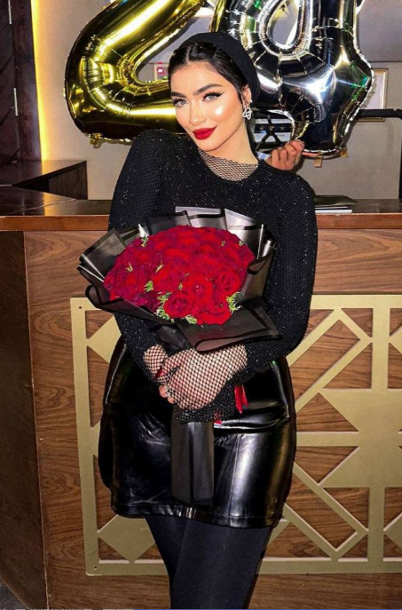 "سكيرت جلد ستايل جريء – Black Shine"